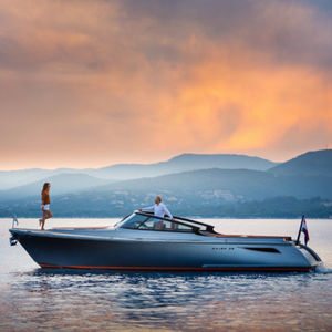 lancha Express Cruiser com motor de centro / bimotor / open / com console dupla