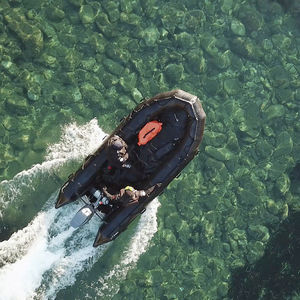 barco profissional com motor de popa