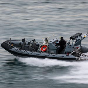 barco profissional com motor de popa