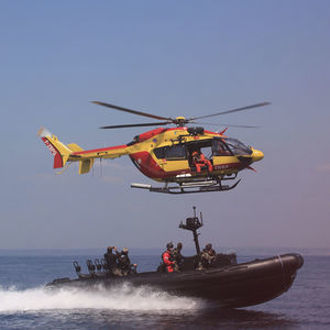 barco profissional com motor de popa