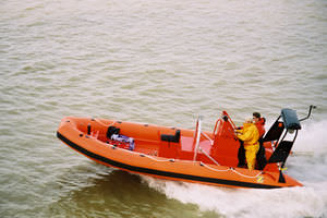 barco de busca e salvamento / com motor de centro / barco inflável semirrígido