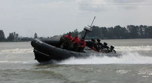 barco profissional com motor de centro