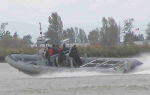 barco profissional com motor de popa