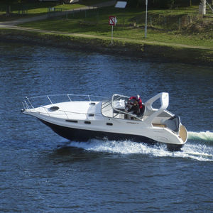 lancha Cabin Cruiser com motor de centro