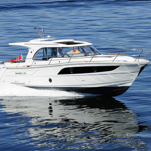 lancha Express Cruiser com motor de rabeta