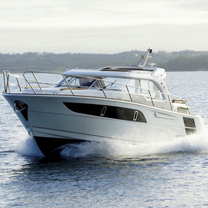 lancha Express Cruiser com motor de centro