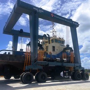 travel lift com direção em todas as rodas
