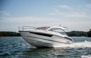 lancha Cabin Cruiser com motor de popa