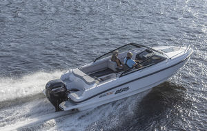 lancha Day Cruiser com motor de centro