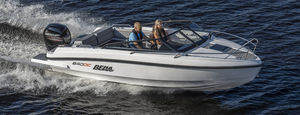 lancha Cabin Cruiser com motor de popa