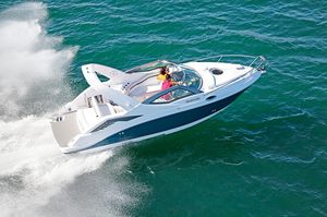 lancha Cabin Cruiser com motor de centro