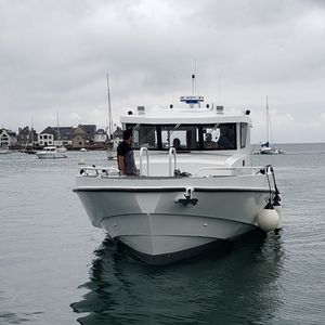 barco de pesca-passeio com motor de popa