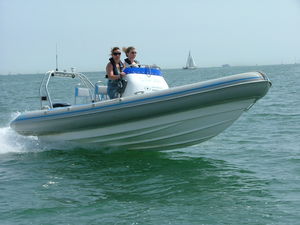 barco inflável com motor de popa 1