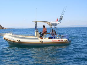 barco inflável com motor de popa