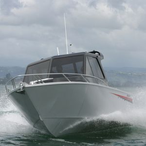 lancha Cabin Cruiser com motor de centro