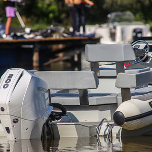 barco inflável com motor de popa