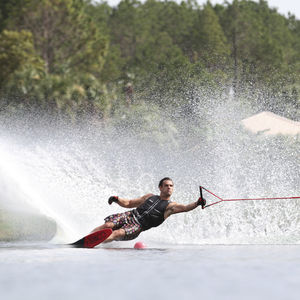 esqui aquático de Slalom