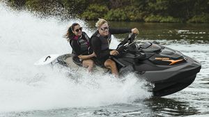 jet-ski sentado