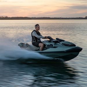jet-ski sentado