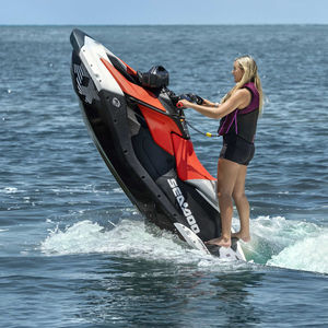 jet-ski sentado