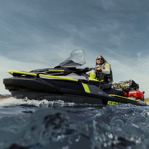 jet-ski sentado