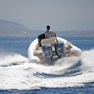 barco inflável com motor de popa