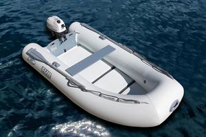 barco inflável com motor de popa