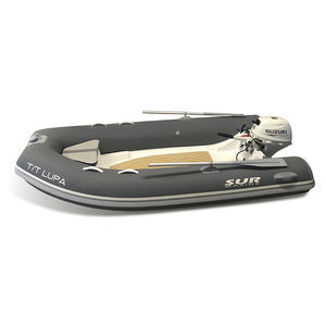 barco inflável com motor de popa