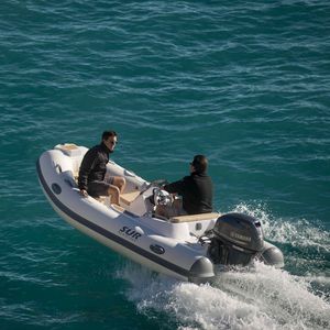 barco inflável com motor de popa / semirrígido / com console lateral / com solário