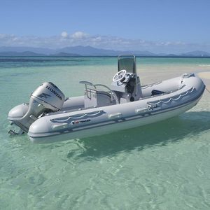 barco inflável com motor de popa