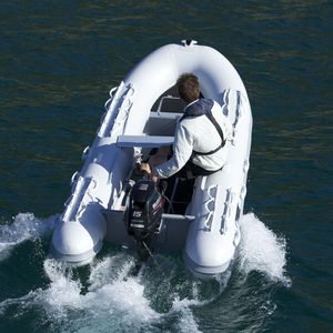 barco inflável com motor de popa