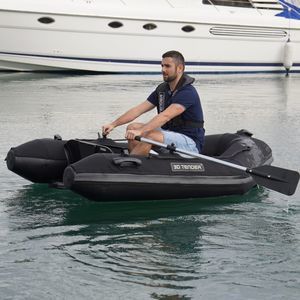 barco inflável com motor de popa