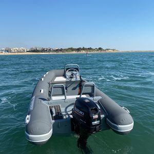 barco inflável com motor de popa