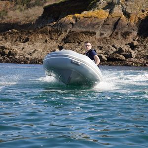 barco inflável com motor de popa