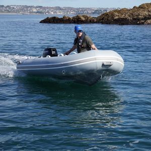 barco inflável com motor de popa