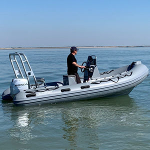 barco inflável com motor de popa