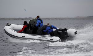 barco inflável com motor de popa