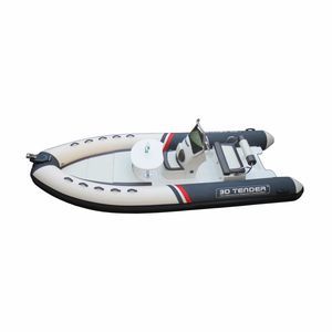 barco inflável com motor de popa