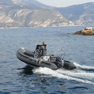 barco inflável com motor de popa