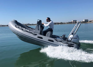barco inflável com motor de popa