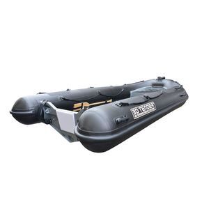 barco inflável com motor de popa