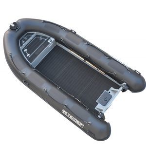 barco inflável com motor de popa