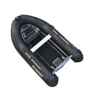 barco inflável com motor de popa