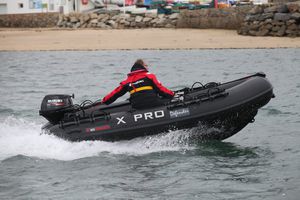 barco inflável com motor de popa