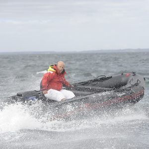 barco inflável com motor de popa