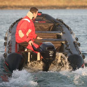 barco inflável com motor de popa
