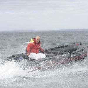 barco inflável com motor de popa