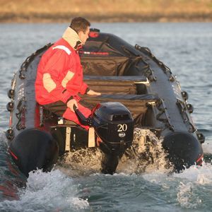 barco inflável com motor de popa