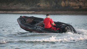 barco inflável com motor de popa