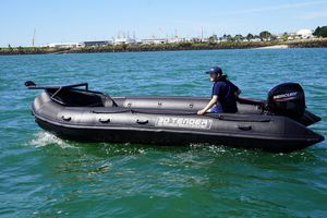 barco inflável com motor de popa